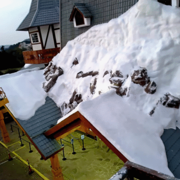 Fachada do parque Snowland em Gramado, mostrando uma estrutura coberta por neve artificial e elementos arquitetônicos alpinos.