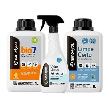 Três produtos de limpeza da marca Nano4you dispostos lado a lado sobre fundo branco. Da esquerda para a direita:

Á esquerda: Frasco de 1 litro do Bio7, com rótulo laranja, indicado como desengordurante biodegradável;

No centro: Frasco de 500 ml do Vidro Limpo, com spray aplicador e rótulo branco e azul, voltado à limpeza de vidros;

Á Direita: Frasco de 1 litro do Limpe Certo, com rótulo azul claro, indicado para limpeza profunda de diversas superfícies.
Todos os produtos destacam atributos como nanotecnologia, sustentabilidade e eficiência na remoção de sujeiras.