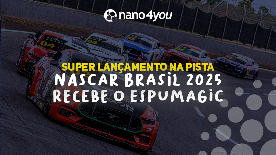 Imagem de carros da NASCAR Brasil 2025 em alta velocidade na pista de Tarumã, com destaque para o lançamento do Espumagic da Nano4you. Texto promocional diz: 'Super lançamento na pista, NASCAR Brasil 2025 recebe o Espumagic