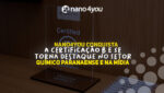 Placa de acrílico representando a Certificação B Corporation conquistada pela Nano4you, exibida sobre uma mesa de madeira, com o logotipo da empresa ao fundo. O destaque da imagem é a premiação que reforça o reconhecimento da Nano4you como referência em sustentabilidade no setor químico paranaense.
