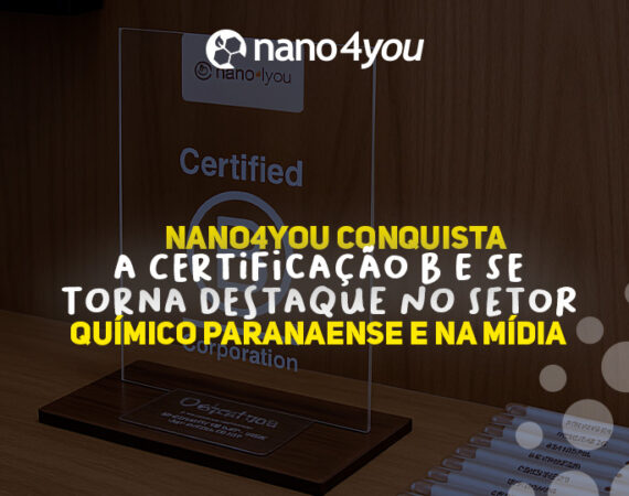 Placa de acrílico representando a Certificação B Corporation conquistada pela Nano4you, exibida sobre uma mesa de madeira, com o logotipo da empresa ao fundo. O destaque da imagem é a premiação que reforça o reconhecimento da Nano4you como referência em sustentabilidade no setor químico paranaense.