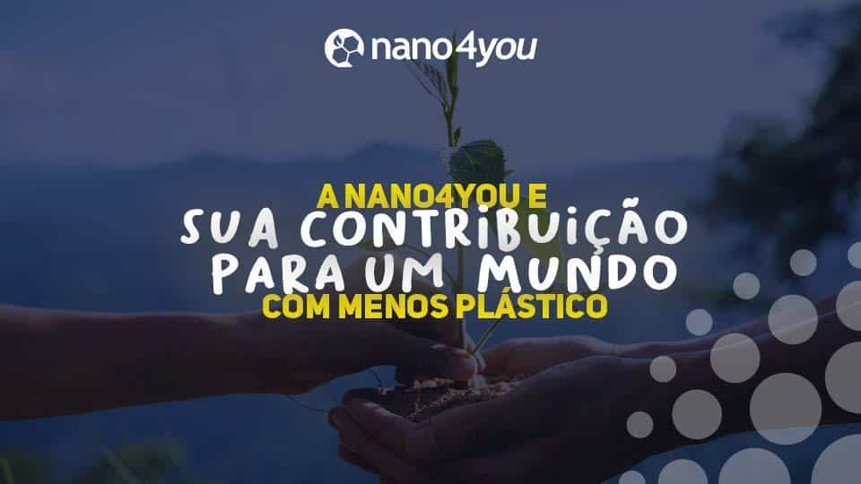 Imagem com fundo desfocado de uma paisagem natural, possivelmente montanhosa, com céu azul e vegetação. Em destaque, duas mãos humanas seguram uma muda de planta sendo plantada em terra, simbolizando cuidado e sustentabilidade. No topo da imagem, está o logotipo da Nano4you. Ao centro, em letras grandes e brancas, a frase: "A Nano4you e sua contribuição para um mundo com menos plástico", com as palavras "Nano4you" e "com menos plástico" destacadas em amarelo. No canto inferior direito, há um padrão gráfico com círculos brancos semi-transparentes, reforçando o visual tecnológico da marca.