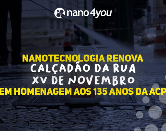Imagem mostra uma ação de limpeza em via pública, com destaque para um produto da Nano4you sobre o calçamento de pedras portuguesas da Rua XV de Novembro, em Curitiba. No topo, o logo da Nano4you e a frase: “Nanotecnologia renova calçadão da Rua XV de Novembro em homenagem aos 135 anos da ACP”.