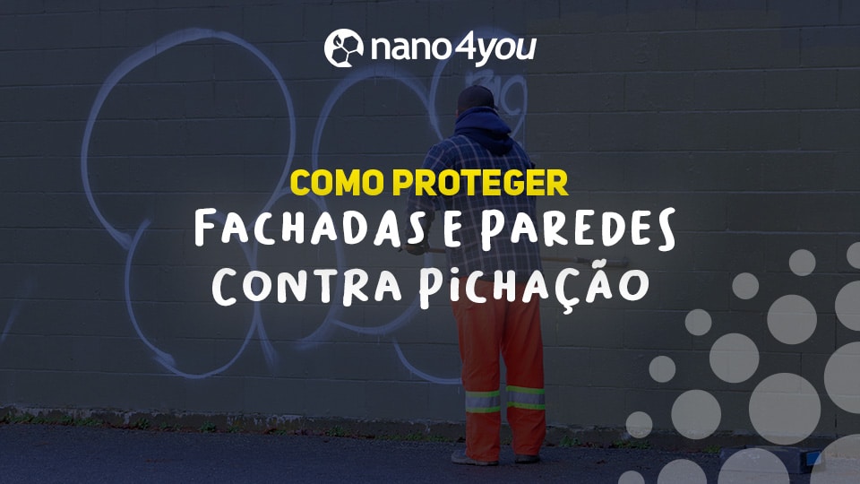 Pessoa limpando um muro de blocos de concreto, com o texto sobreposto “Como proteger fachadas e paredes contra pichação”. Imagem de campanha da nano4you sobre soluções nanotecnológicas para prevenção de vandalismo urbano.