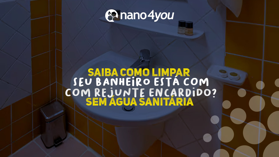 magem de banheiro com azulejos laranja e brancos, promovendo dica para limpar rejunte encardido sem água sanitária com a nano4you.