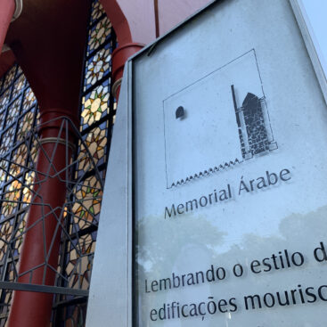 Fachada do Memorial Árabe, em Curitiba, com vitrais coloridos e colunas mouriscas em destaque.