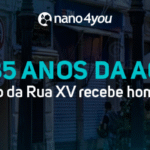 Calçadão da Rua XV de Novembro em Curitiba com o texto “135 anos da ACP – Calçadão da Rua XV recebe homenagem”.