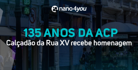 Calçadão da Rua XV de Novembro em Curitiba com o texto “135 anos da ACP – Calçadão da Rua XV recebe homenagem”.