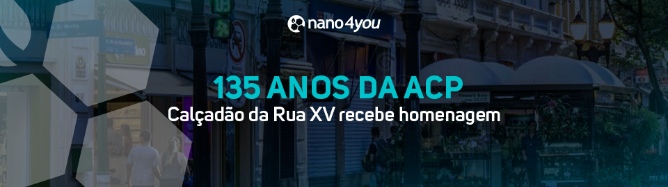 Calçadão da Rua XV de Novembro em Curitiba com o texto “135 anos da ACP – Calçadão da Rua XV recebe homenagem”.