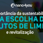 Pessoa usando luvas amarelas limpando uma superfície, com planta ao fundo, representando sustentabilidade na escolha de produtos de limpeza.