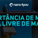 Cadeado enferrujado em portão exposto à maresia, representando os danos causados pela oxidação em áreas litorâneas.