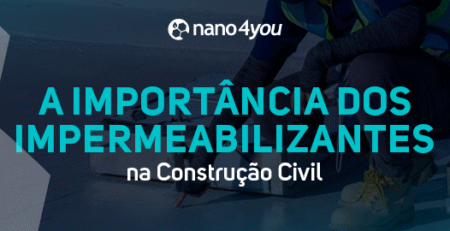 Profissional aplicando impermeabilizante em superfície de obra, destacando a importância da impermeabilização preventiva na construção civil.