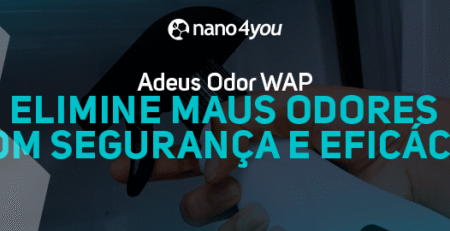 Pessoa aplicando o Adeus Odor WAP para eliminar maus odores com nanotecnologia.