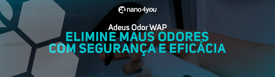 Pessoa aplicando o Adeus Odor WAP para eliminar maus odores com nanotecnologia.