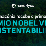 Vista aérea da Floresta Amazônica e rio ao fundo com destaque para o título sobre o Prêmio Nobel Verde.
