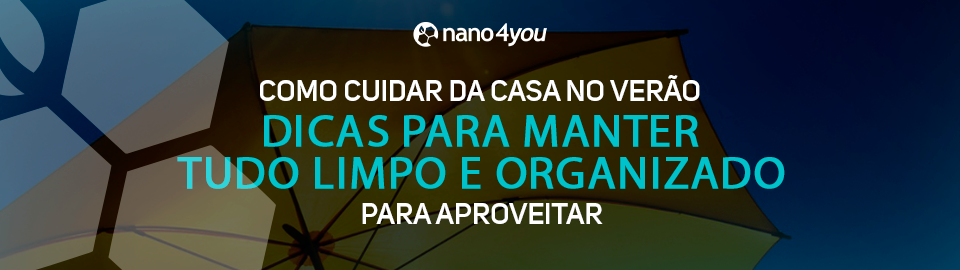 Banner com o logotipo da nano4you e o texto “Como cuidar da casa no verão – Dicas para manter tudo limpo e organizado para aproveitar” sobre imagem de guarda-sol.