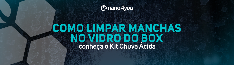 Vidro de box com manchas de água e calcificação, acompanhado do título “Como limpar manchas no vidro do box – conheça o Kit Chuva Ácida” da nano4you.