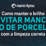 Banner da nano4you com o texto “Como manter o brilho e evitar manchas no piso de porcelanato com a limpeza correta”, sobre fundo de piso cerâmico em tons acinzentados e elementos hexagonais representando nanotecnologia.
