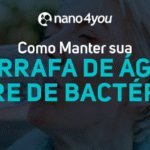Pessoa bebendo água em garrafa reutilizável, com dicas da nano4you para higienização correta e livre de bactérias.