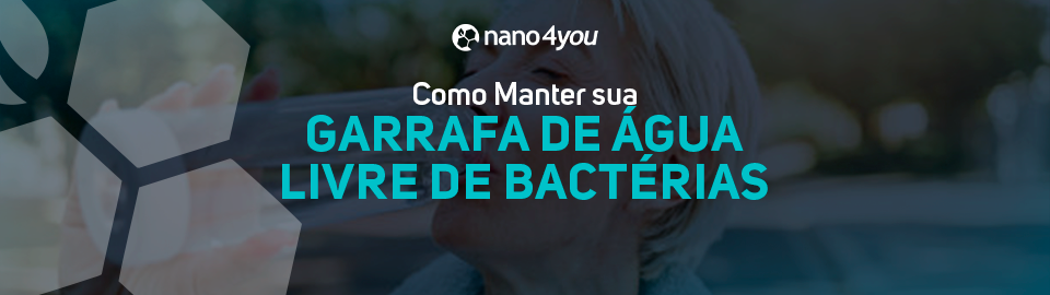 Pessoa bebendo água em garrafa reutilizável, com dicas da nano4you para higienização correta e livre de bactérias.