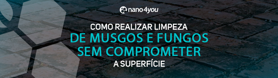 Banner com o logotipo da nano4you e o texto “Como realizar limpeza de musgos e fungos sem comprometer a superfície” sobre uma imagem de piso com musgo.