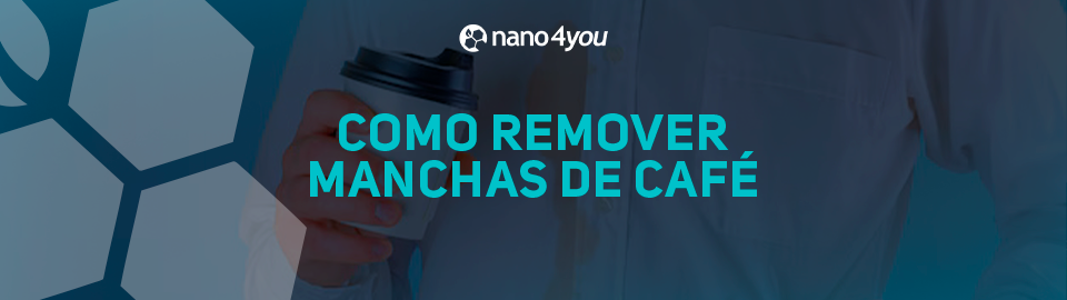 Homem com camisa branca segurando copo de café, destacando mancha na roupa e o título “Como remover manchas de café” da nano4you.
