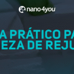 Mão limpando rejunte entre azulejos com escova, ilustrando dicas práticas e o uso do Rejunte Novo nano4you para higienização eficiente.