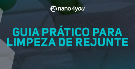 Mão limpando rejunte entre azulejos com escova, ilustrando dicas práticas e o uso do Rejunte Novo nano4you para higienização eficiente.