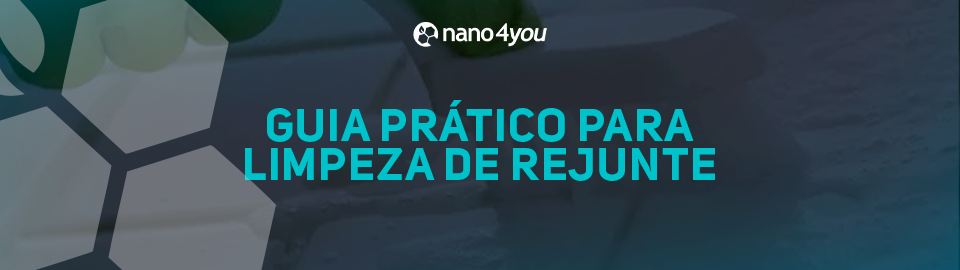 Mão limpando rejunte entre azulejos com escova, ilustrando dicas práticas e o uso do Rejunte Novo nano4you para higienização eficiente.