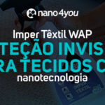 Pessoa aplicando o Imper Têxtil WAP sobre um tecido claro, representando a proteção invisível com nanotecnologia.