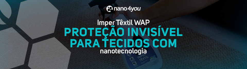 Pessoa aplicando o Imper Têxtil WAP sobre um tecido claro, representando a proteção invisível com nanotecnologia.