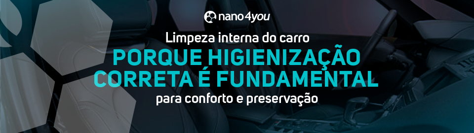 Interior de veículo limpo com bancos e painel higienizados, ilustrando o tema de limpeza automotiva.