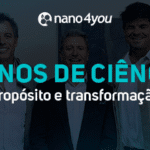 Três executivos da nano4you em frente a painéis de rochas expostos em ambiente corporativo, com o título “7 anos de ciência, propósito e transformação”.