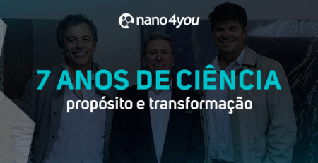 Três executivos da nano4you em frente a painéis de rochas expostos em ambiente corporativo, com o título “7 anos de ciência, propósito e transformação”.