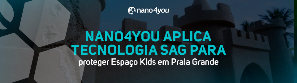 Banner da nano4you com o texto “nano4you aplica tecnologia SAG para proteger Espaço Kids em Praia Grande”, exibindo ao fundo uma estrutura lúdica em formato de castelo infantil com palmeiras e céu azul.