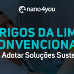 Pessoa limpando armário de cozinha, representando os riscos invisíveis da limpeza convencional e a alternativa sustentável da nano4you.