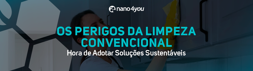 Pessoa limpando armário de cozinha, representando os riscos invisíveis da limpeza convencional e a alternativa sustentável da nano4you.