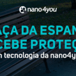 Banco de praça na Praça da Espanha em Curitiba com destaque para o texto “Praça da Espanha recebe proteção com tecnologia da nano4you”.