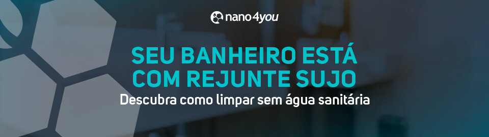 Banner da nano4you com o texto “Seu banheiro está com rejunte sujo, descubra como limpar sem água sanitária”, sobre fundo desfocado de um banheiro moderno.