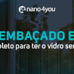 Banner com fundo de vidro espelhado e reflexos urbanos, exibindo o título “Vidro embaçado e sujo? O guia completo para ter o vidro sempre limpo” com o logotipo da nano4you no topo.