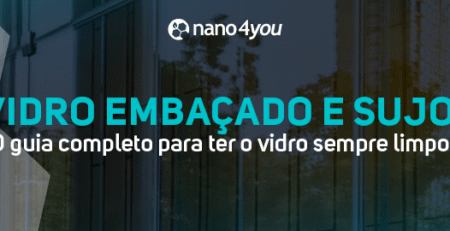 Banner com fundo de vidro espelhado e reflexos urbanos, exibindo o título “Vidro embaçado e sujo? O guia completo para ter o vidro sempre limpo” com o logotipo da nano4you no topo.