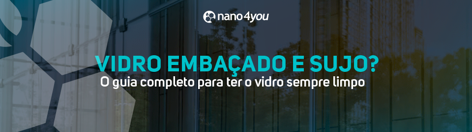 Banner com fundo de vidro espelhado e reflexos urbanos, exibindo o título “Vidro embaçado e sujo? O guia completo para ter o vidro sempre limpo” com o logotipo da nano4you no topo.