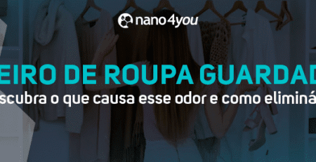 Banner com fundo de closet e pessoa escolhendo roupas, com o título “Cheiro de roupa guardada? Descubra o que causa esse odor e como eliminá-lo” e o logotipo da nano4you.