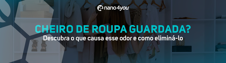 Banner com fundo de closet e pessoa escolhendo roupas, com o título “Cheiro de roupa guardada? Descubra o que causa esse odor e como eliminá-lo” e o logotipo da nano4you.