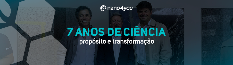 Três executivos da nano4you posam sorrindo em frente a painéis de revestimentos, com o título “7 anos de ciência, propósito e transformação” ao centro.
