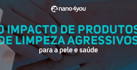 impacto de produtos de limpeza agressivos na pele e saúde, com close-up nas mãos de uma pessoa com a pele irritada e ressecada, e o texto "O IMPACTO DE PRODUTOS DE LIMPEZA AGRESSIVOS para a pele e saúde" em destaque.