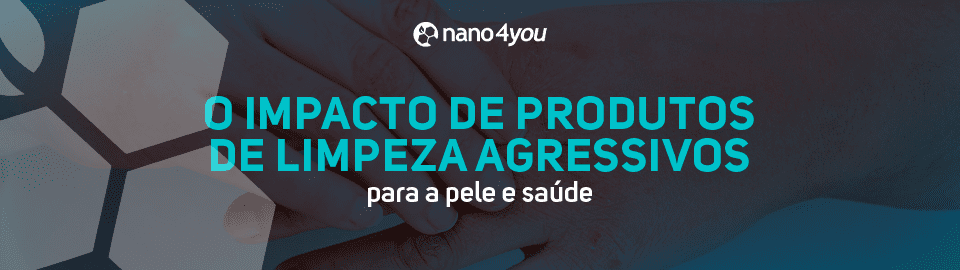 impacto de produtos de limpeza agressivos na pele e saúde, com close-up nas mãos de uma pessoa com a pele irritada e ressecada, e o texto "O IMPACTO DE PRODUTOS DE LIMPEZA AGRESSIVOS para a pele e saúde" em destaque.