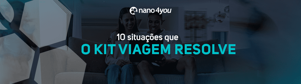 Banner nano4you com casal sentado no sofá sorrindo, com o título ‘10 situações que o Kit Viagem resolve’ em destaque.