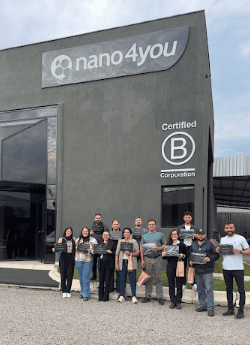 Foto colaboradores recebendo certificado
