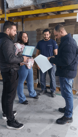 Foto Espedição dos colaboradores no estoque da fabrica